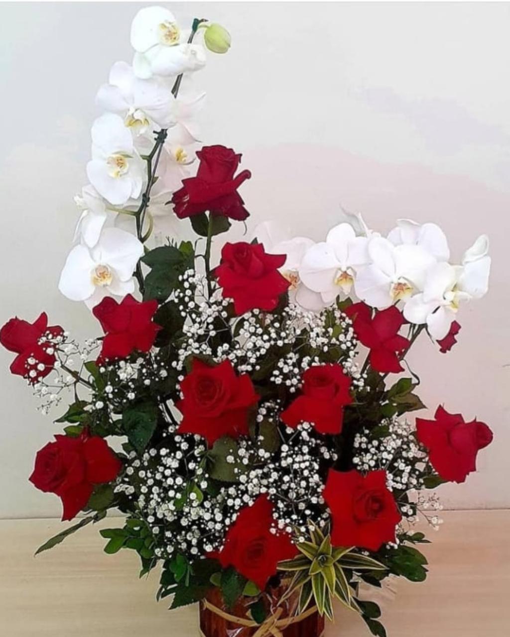 ORQUÍDEA COM ROSAS VERMELHAS