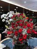 ARRANJO VERMELHO COM ORQUÍDEA E FLORES NOBRES