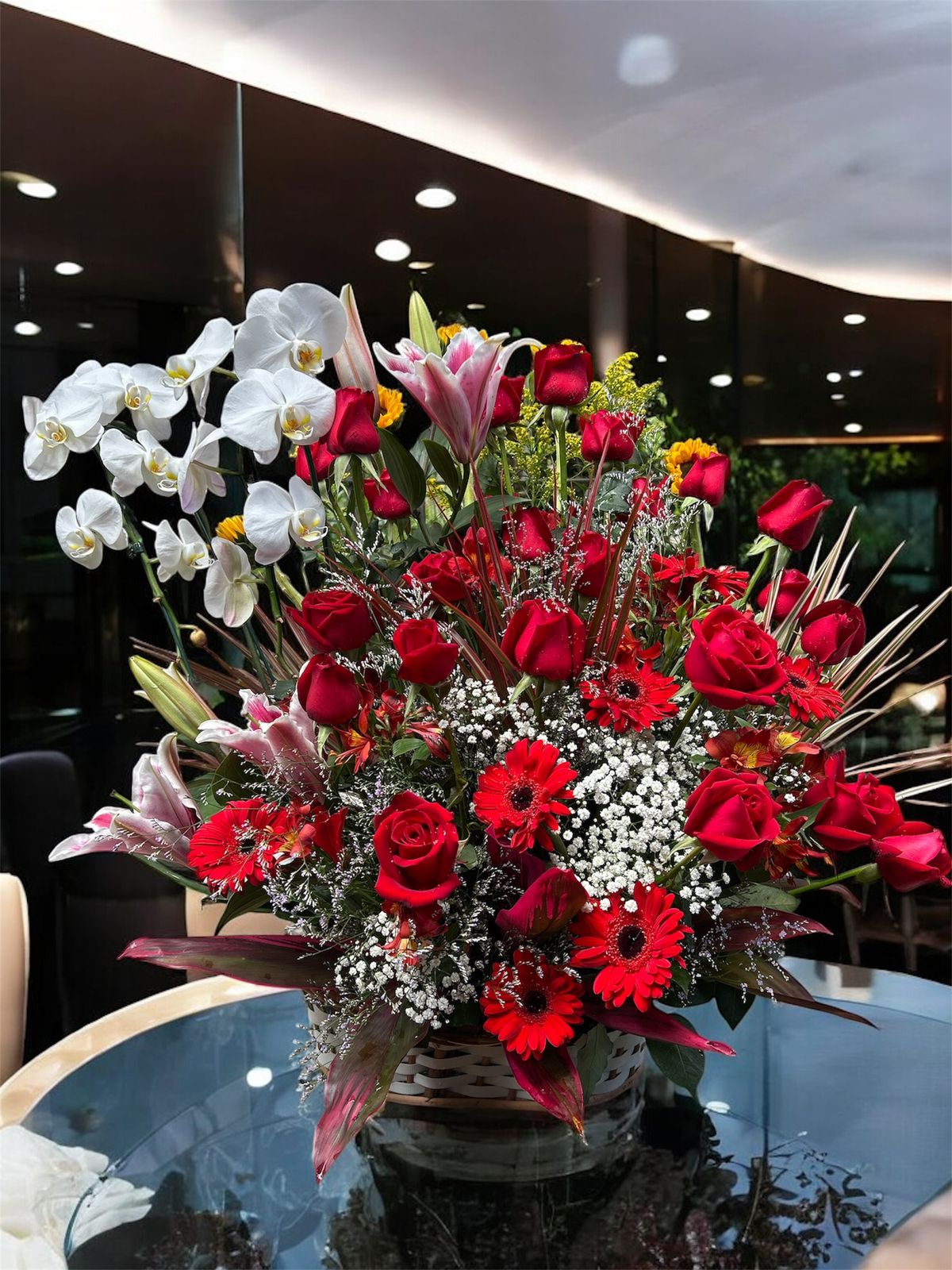 ARRANJO VERMELHO COM ORQUÍDEA E FLORES NOBRES